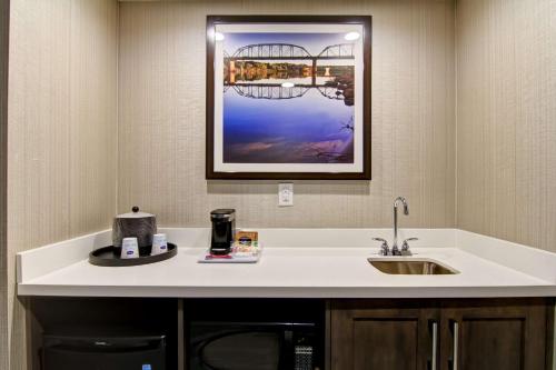 Imagine din galeria proprietății Hampton Inn & Suites by Hilton Saskatoon Airport în Saskatoon