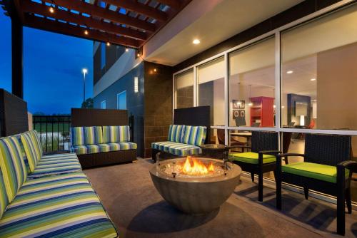 A seating area at Home2 Suites By Hilton Baton Rouge