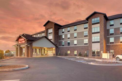 ein Hotel mit Parkplatz in der Unterkunft Hampton Inn Suites Flagstaff East in Flagstaff