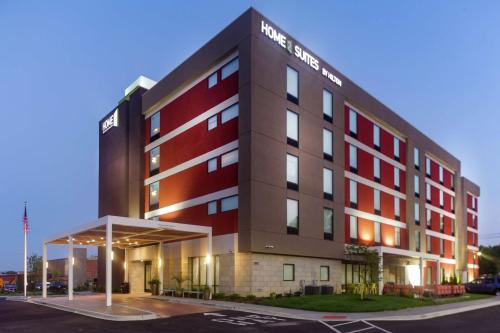 ein Hotelgebäude mit Baldachin auf einem Parkplatz in der Unterkunft Home2 Suites By Hilton Louisville Airport Expo Center in Louisville