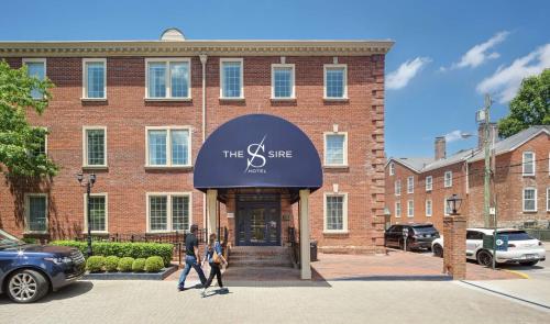 um edifício com uma placa que lê o portão pousada em The Sire Hotel Lexington, Tapestry Collection by Hilton em Lexington