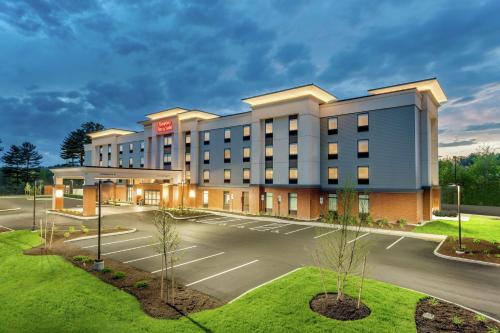 ein Hotel mit Parkplatz in der Unterkunft Hampton Inn & Suites Kittery in Kittery