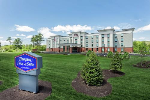 ein Hotel mit einem Schild vor einem Gebäude in der Unterkunft Hampton Inn & Suites Kittery in Kittery