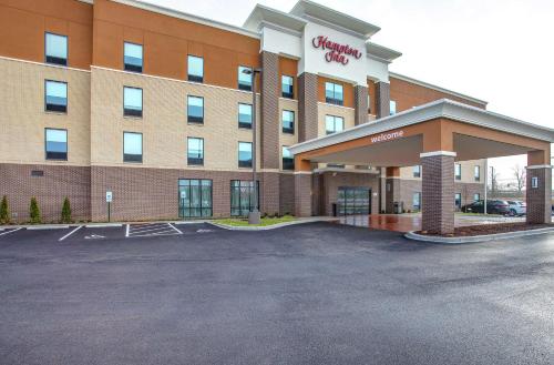 un hotel con un estacionamiento delante de él en Hampton Inn Simpsonville, en Simpsonville