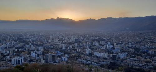 widok z góry na miasto o zachodzie słońca w obiekcie ALSIGAL COCHABAMBA Casa de Huéspedes w mieście Cochabamba