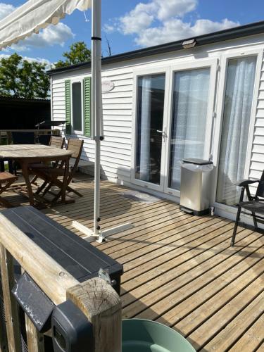 Uma varanda ou terraço em Mobil home camping privé