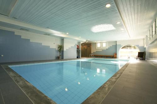 a large swimming pool in a large building at Residenza Lagrev 1 1 2 Zimmerwohnung Nr 121 - Typ 15A - 1 Etage - N W in Sils Maria