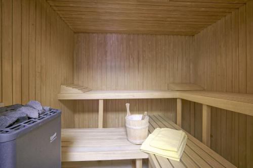 a sauna with a trash can and a bucket in it at Residenza Lagrev 1 Zimmerwohnung Nr 228 - Typ 11A - 2 Etage - Ost in Sils Maria