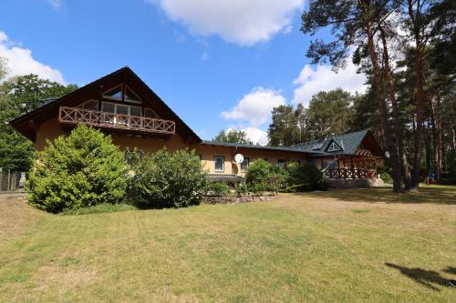 a house with a large yard in front of it at Villa-Pälitzsee in Rheinsberg