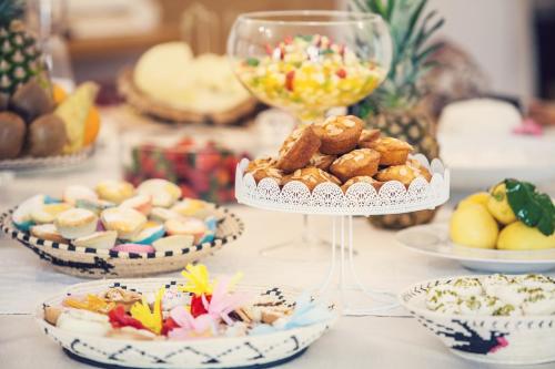 un tavolo con piatti di cibo e ciotole di dessert di Hotel Il Duomo PHG a Oristano