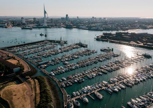 eine Luftansicht auf einen Yachthafen mit Booten im Wasser in der Unterkunft Rooms at Haslar Marina in Gosport