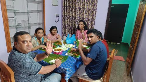 Gæster der bor på NISARGA HOMESTAY, Dharmasthala