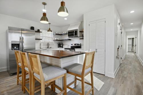 Dapur atau dapur kecil di Vacation Rental Bay St Louis walk to beach, dining, shopping, and nightlife