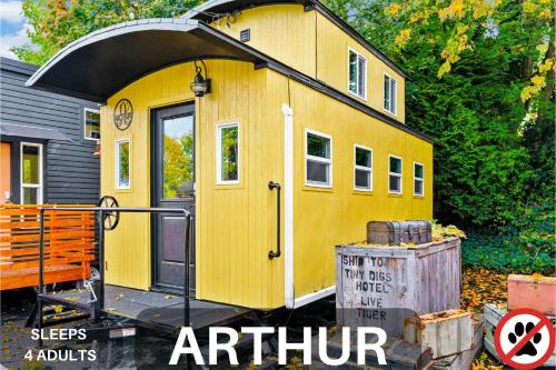 een geel tiny house zittend op een trailer bij Tiny Digs - Hotel of Tiny Houses in Portland