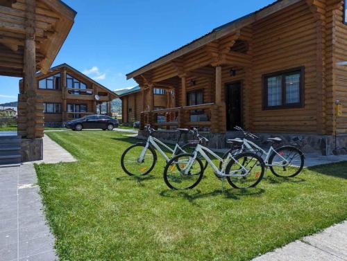 un groupe de vélos garés à l'extérieur d'une cabane en rondins dans l'établissement LOG HOUSE, à Bakuriani