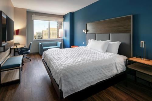 เตียงในห้องที่ Tru By Hilton Denver Downtown Convention Center