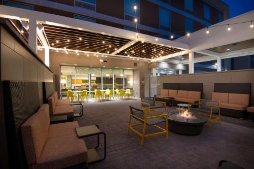 Χώρος καθιστικού στο Home2 Suites By Hilton Phoenix Airport North, Az