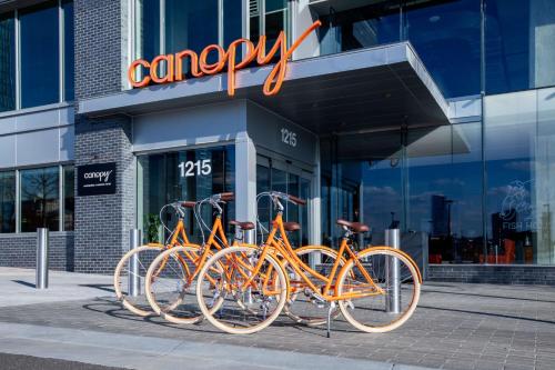 un groupe de vélos garés devant un magasin dans l'établissement Canopy By Hilton Baltimore Harbor Point - Newly Built, à Baltimore