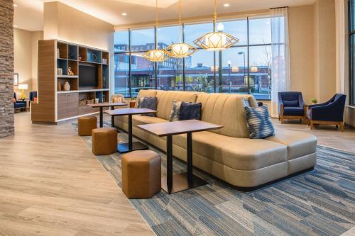 A seating area at Home2 Suites By Hilton Boise Downtown