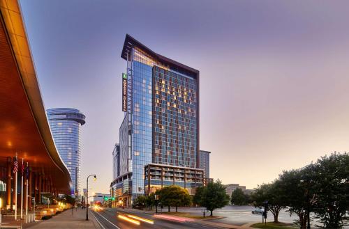 wysoki budynek z wieloma oknami na ulicy miejskiej w obiekcie Embassy Suites by Hilton Nashville Downtown w mieście Nashville