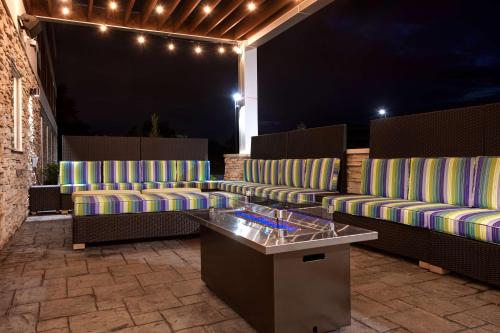 un patio con divani, tavolo e luci di Home2 Suites By Hilton Lincolnshire Chicago a Lincolnshire