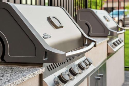 una fila de bbqurgers sentados en una mesa en Homewood Suites By Hilton Springfield Medical District, en Springfield