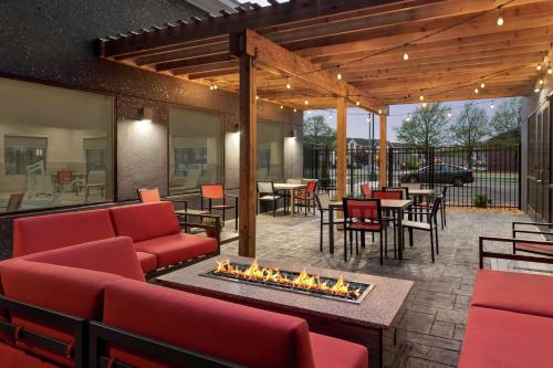 un patio con una hoguera, mesas y sillas en Homewood Suites By Hilton Springfield Medical District, en Springfield