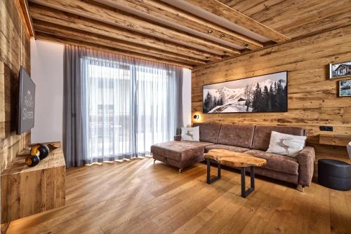 Das luxuriöse Chalet-Apartment in der Residenz Silvretta tesisinde bir oturma alanı