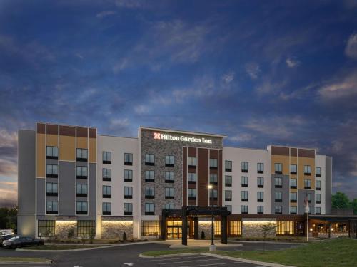 budynek hotelowy z oświetlonym napisem w obiekcie Hilton Garden Inn Jeffersonville, In w mieście Jeffersonville