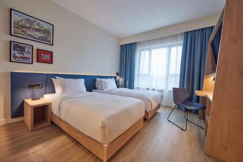 Hampton By Hilton Poznan Swarzedz tesisinde bir odada yatak veya yataklar