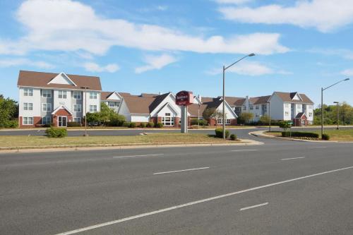 een lege straat in een woonwijk met huizen bij Residence Inn Manassas Battlefield Park in Manassas