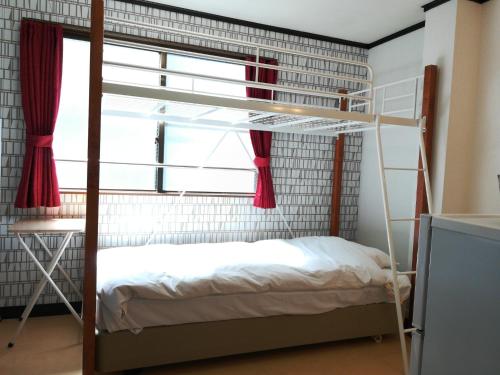 - une chambre avec des lits superposés et une fenêtre dans l'établissement COTE sakuragawa "Room 201,301,401" - Vacation STAY 03144v, à Osaka