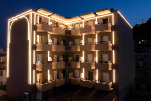 un bâtiment avec des lumières allumées la nuit dans l'établissement Palatino Hotel, à Zante