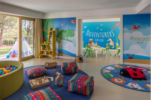 ein Kinderzimmer mit einem Spielbereich mit Spielzeug in der Unterkunft Anantara Vilamoura Family Friendly in Vilamoura