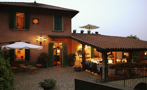 Ein Haus mit einer Terrasse und einem Haus in der Unterkunft La Valletta Relais in Bergamo