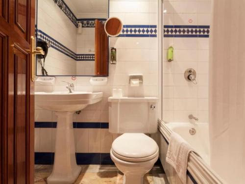 La salle de bains est pourvue de toilettes et d'un lavabo. dans l'établissement Hotel Baco, à Séville