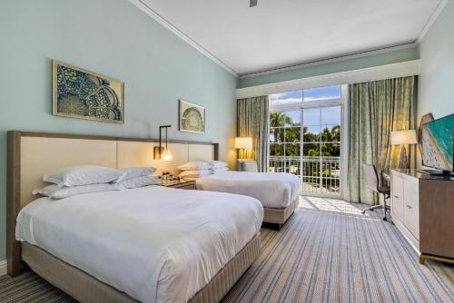 Giường trong phòng chung tại Lovely Deluxe Unit Located at Ritz Carlton - Key Biscayne!