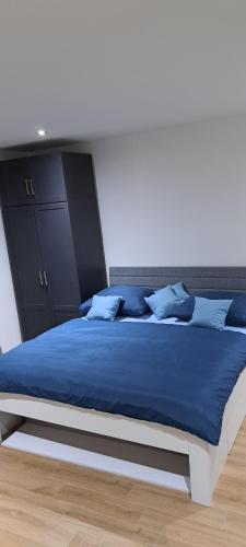 Tempat tidur dalam kamar di Pension ANDREA