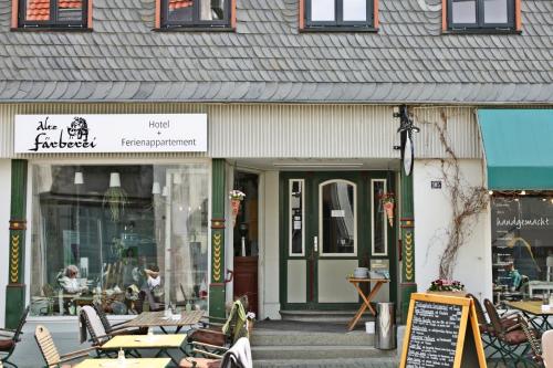 ein Restaurant mit Tischen und Stühlen vor einem Gebäude in der Unterkunft Hotel Alte Färberei in Goslar