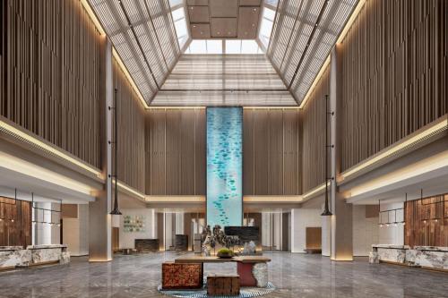 Delta Hotels by Marriott Jiuzhaigou في جيوتشايقو: تقديم لوبي فيه نافورة ماء