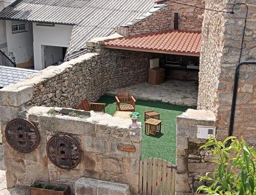 a model of a house with a yard with chairs at A Paragűeria in Sas de Penelas