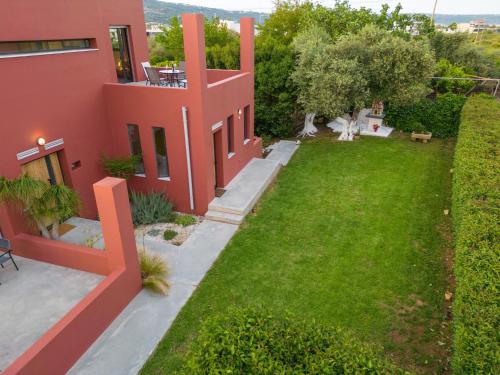 Blick auf ein Haus mit Garten in der Unterkunft Red Castle in Souda