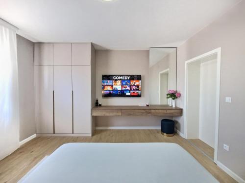 salon z telewizorem na ścianie w obiekcie Apartments Jasna w Rovinj