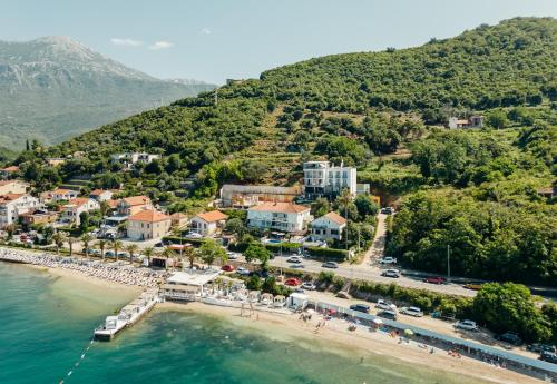 una vista aérea de un complejo en la playa en SkyView apartments, en Herceg-Novi