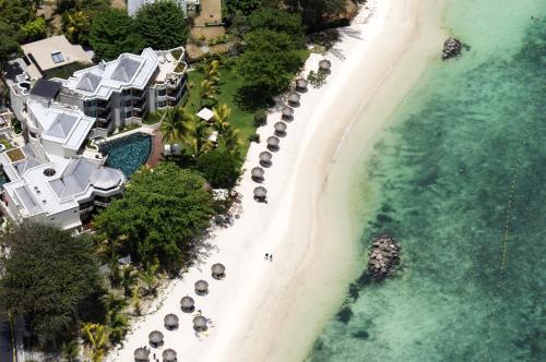 una vista aerea sulla spiaggia e sull'oceano di Le Cardinal Exclusive Resort a Trou aux Biches