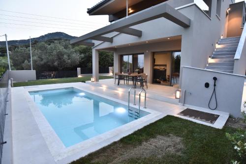 una piscina nel cortile di una casa di Welcome Inn a PalaiónTsiflíkion