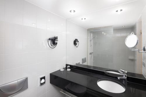 K+K Hotel Opera tesisinde bir banyo