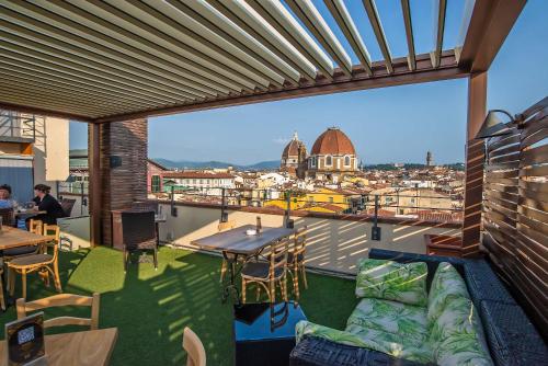 balkon z widokiem na miasto w obiekcie Hotel Machiavelli Palace we Florencji