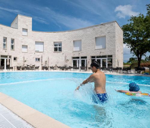 Swimmingpoolen hos eller tæt på Dionis Camping Zaton