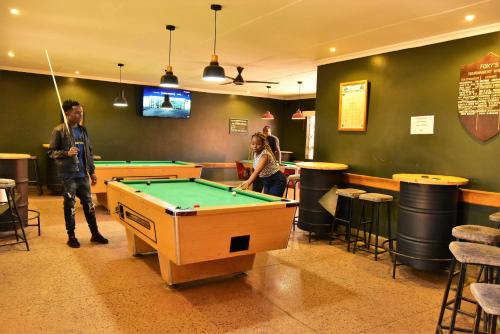 Wagon Wheel Hotel Eldoret tesisinde bir bilardo masası